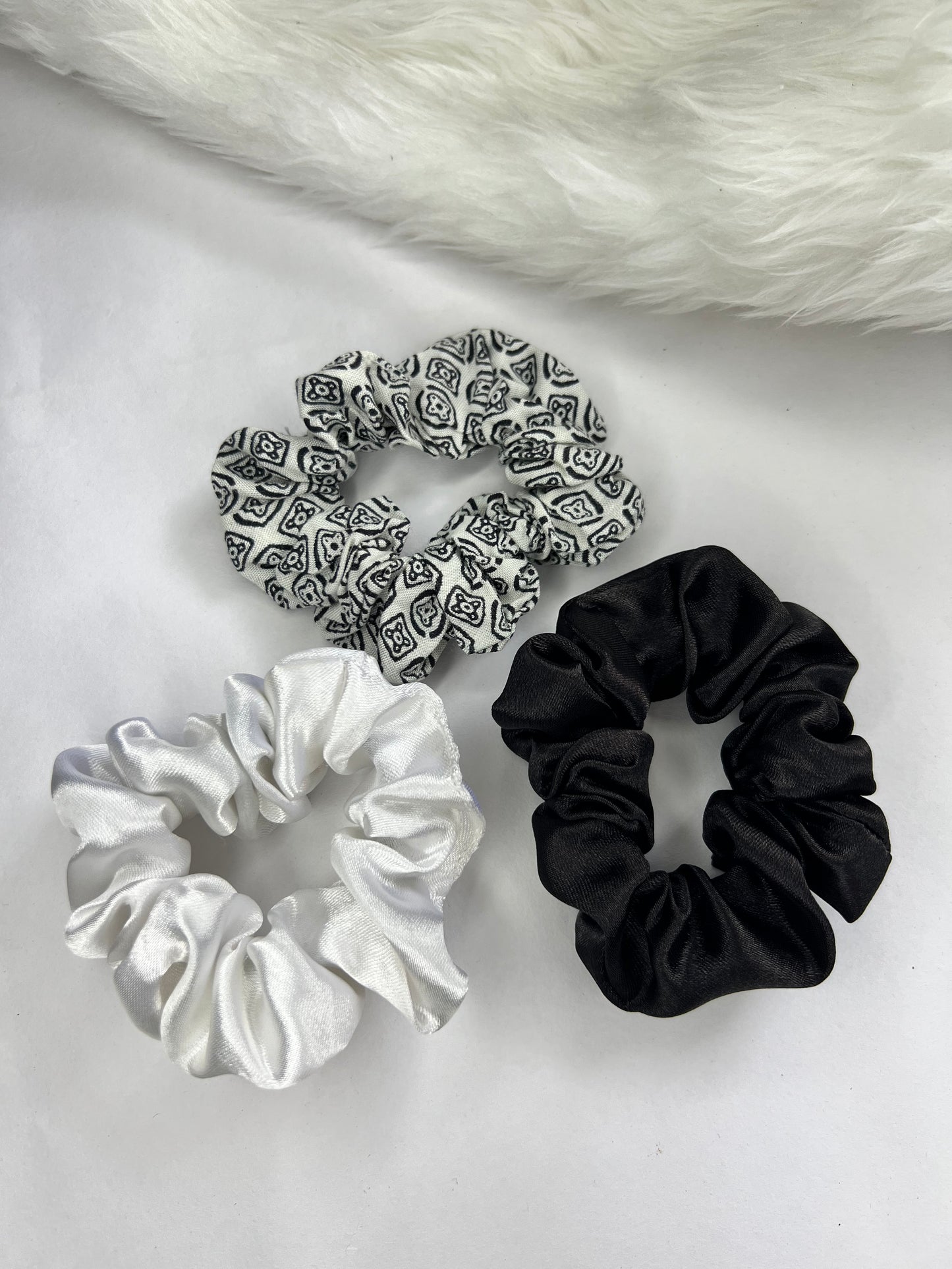 BLACK AND WHITE SCRUNCHIE