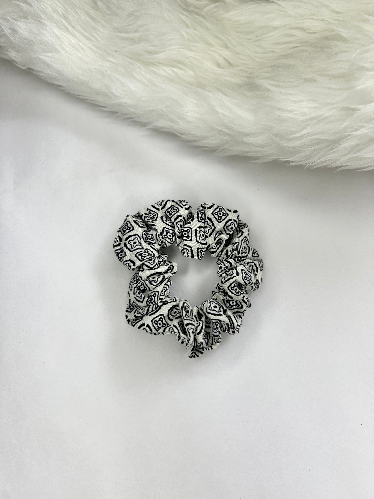 BLACK AND WHITE SCRUNCHIE