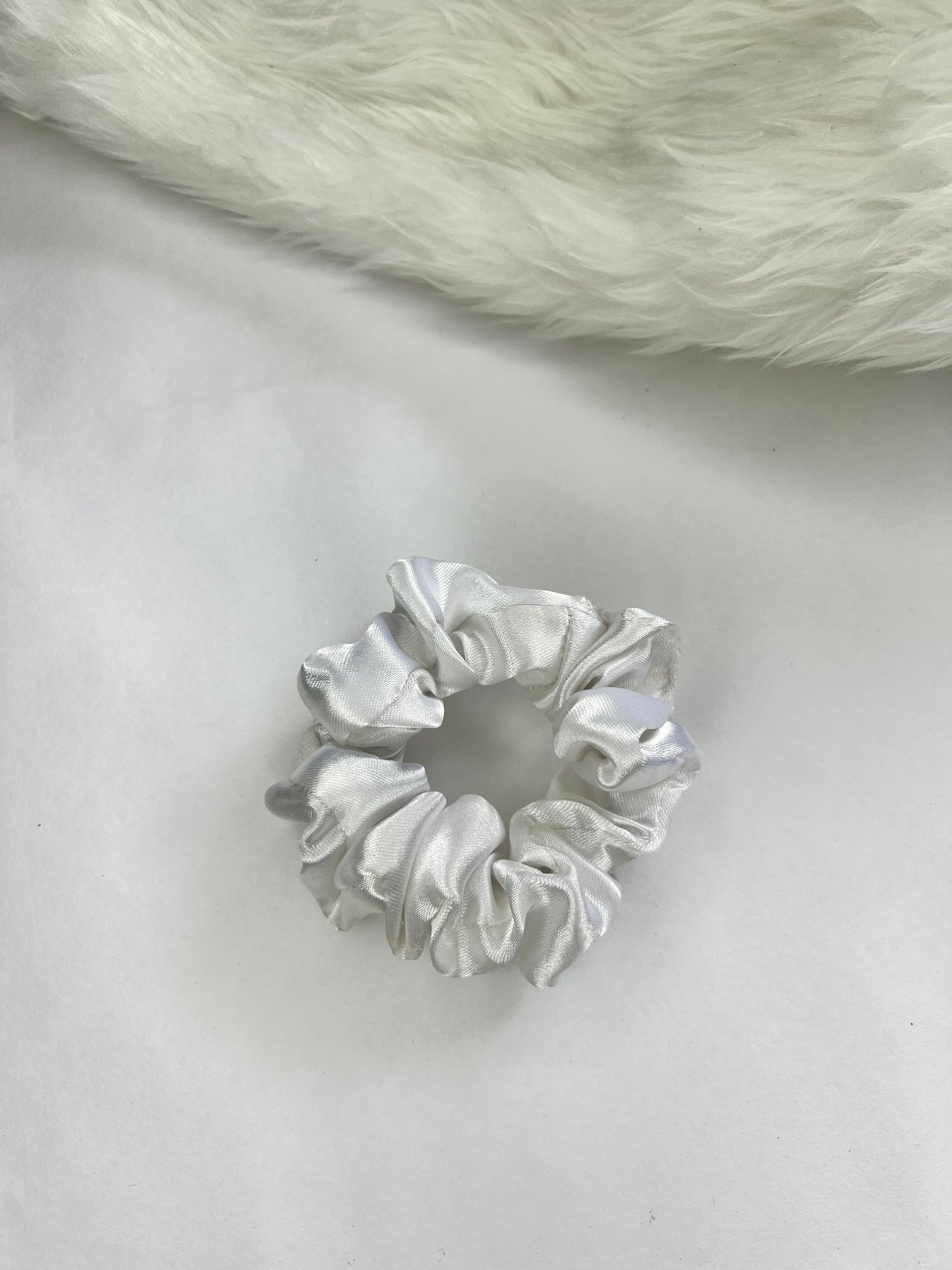 BLACK AND WHITE SCRUNCHIE