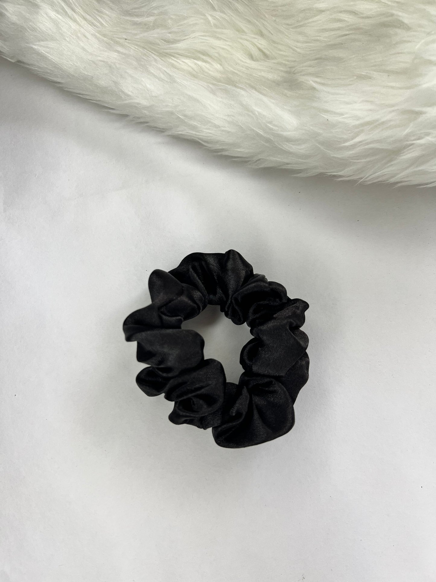 BLACK AND WHITE SCRUNCHIE