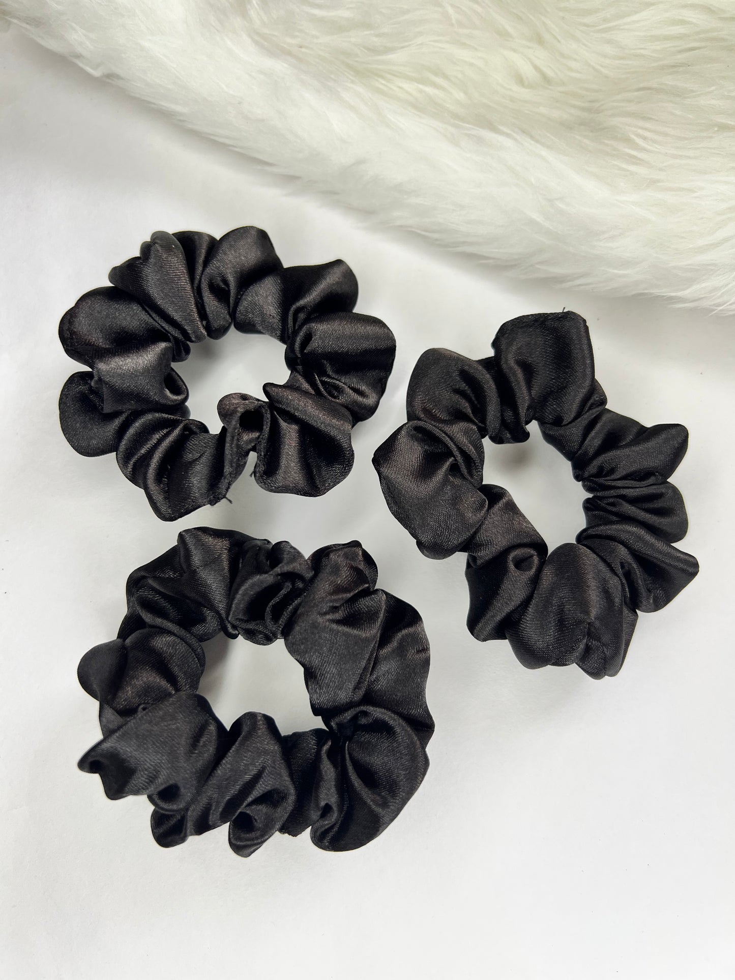 BLACK SCRUNCHIE