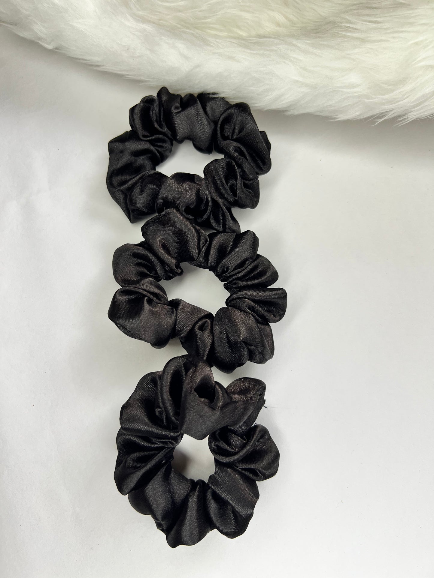 BLACK SCRUNCHIE